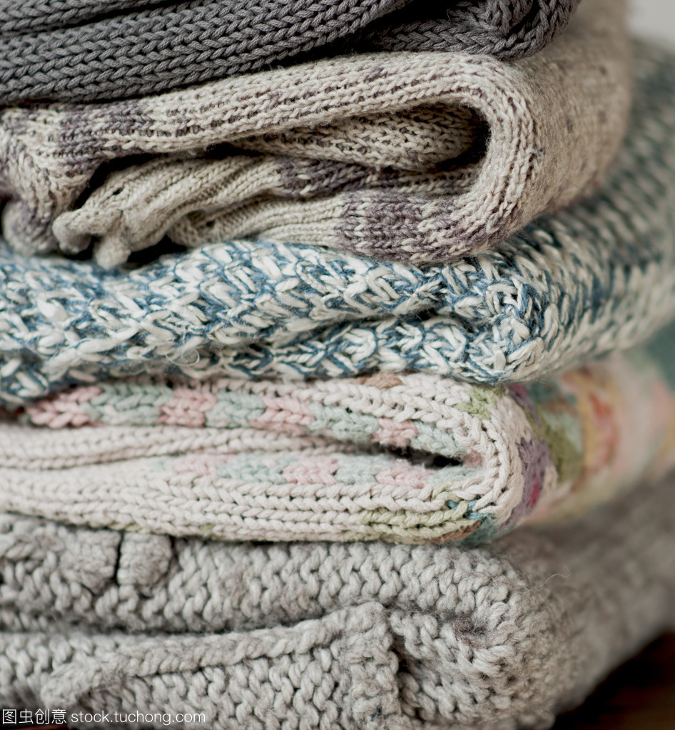 針織的溫柔 層疊衣物中的紋理美學(xué)
